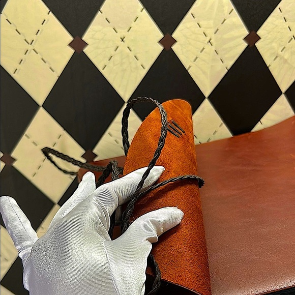 Artisan Handmade Leather Artist’s Folio – Masterpiece for Discerning Creatives - Picture 11 of 17